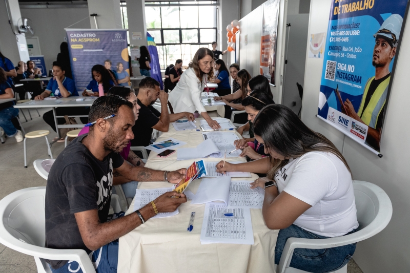 Mega Feirão de Empregos reúne centenas de pessoas
