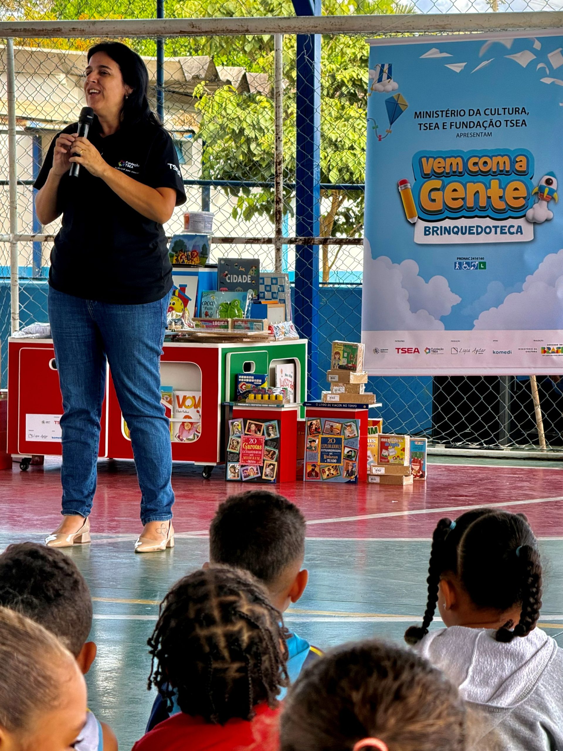 Projeto espalha livros, histórias e imaginação por 13 escolas de Contagem