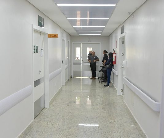Pronto-socorro do HMC é reformado e recebe mais leitos de assistência crítica