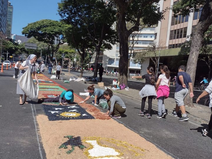 Tapetes devocionais cristãos e caminhada urbana com tema da diversidade espiritual marcam Corpus Christi no Circuito Liberdade