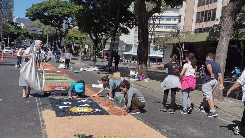 Tapetes devocionais cristãos e caminhada urbana com tema da diversidade espiritual marcam Corpus Christi no Circuito Liberdade