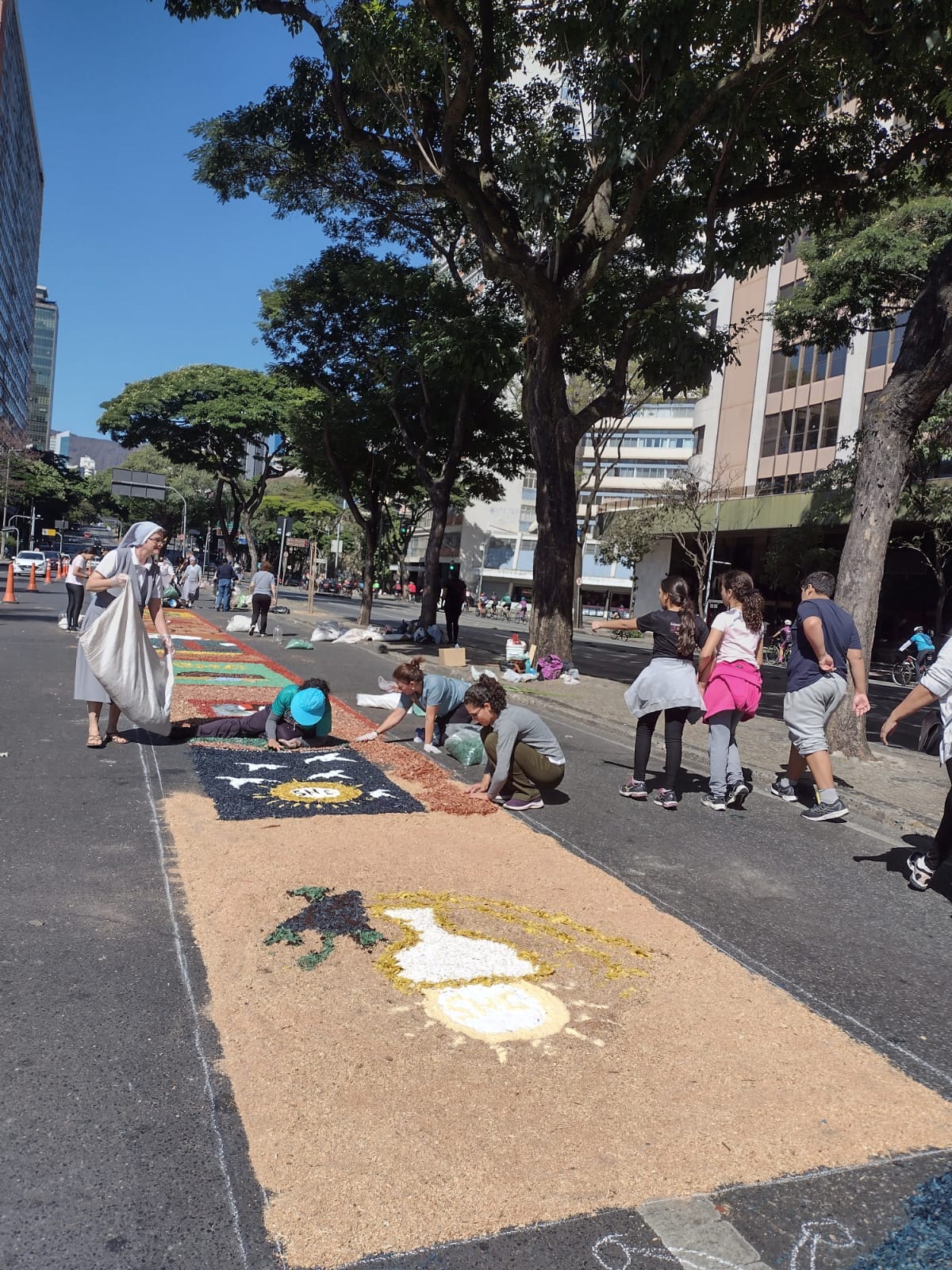 Tapetes devocionais cristãos e caminhada urbana com tema da diversidade espiritual marcam Corpus Christi no Circuito Liberdade