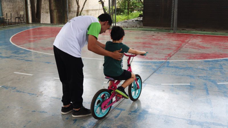 DÊ UM ROLÊ: PROJETO ENSINA POPULAÇÃO A ANDAR DE BIKE