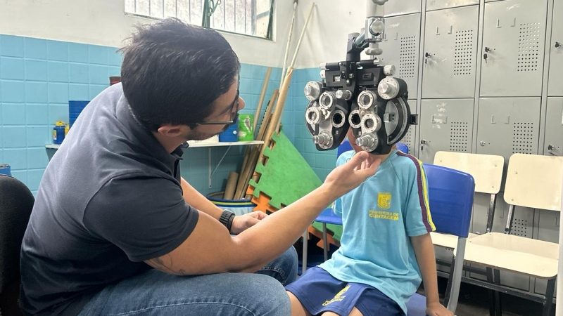 Em Contagem, projeto fornece óculos de grau para estudantes numa parceria entre prefeitura e Fundação ArcelorMitta