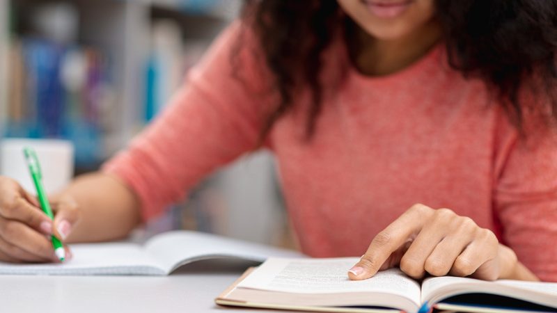 Faculdade Anhanguera abre inscrições para cursos de férias gratuitos e oferece 50 opções de capacitação online