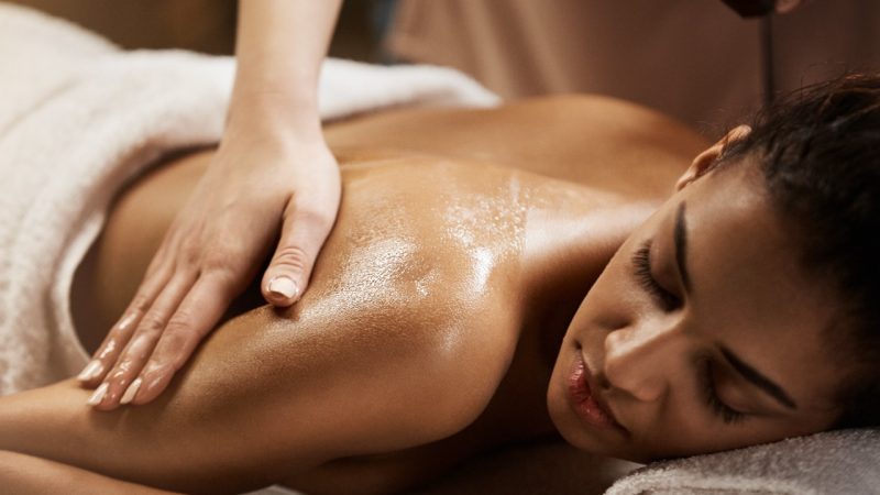 Massagem Nuru: relaxamento, presença e conexão corporal em uma experiência japonesa