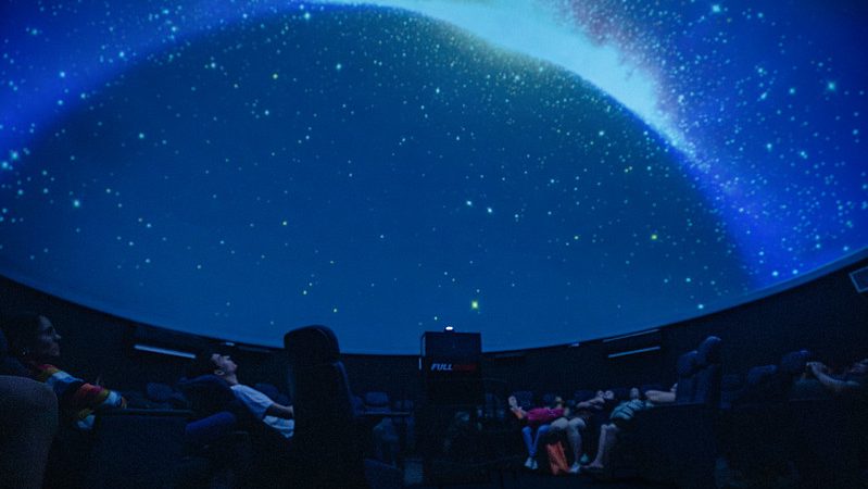 Madrugada no Museu PUC Minas com observação do eclipse e sessões