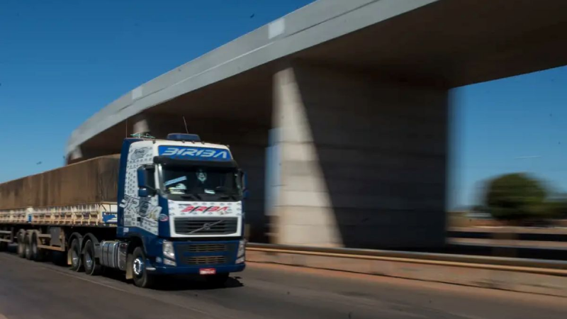 Setor de serviços de Minas Gerais gera R$ 324,4 bilhões em receita e paga em média 2,0 salários mínimos a trabalhadores em 2024
