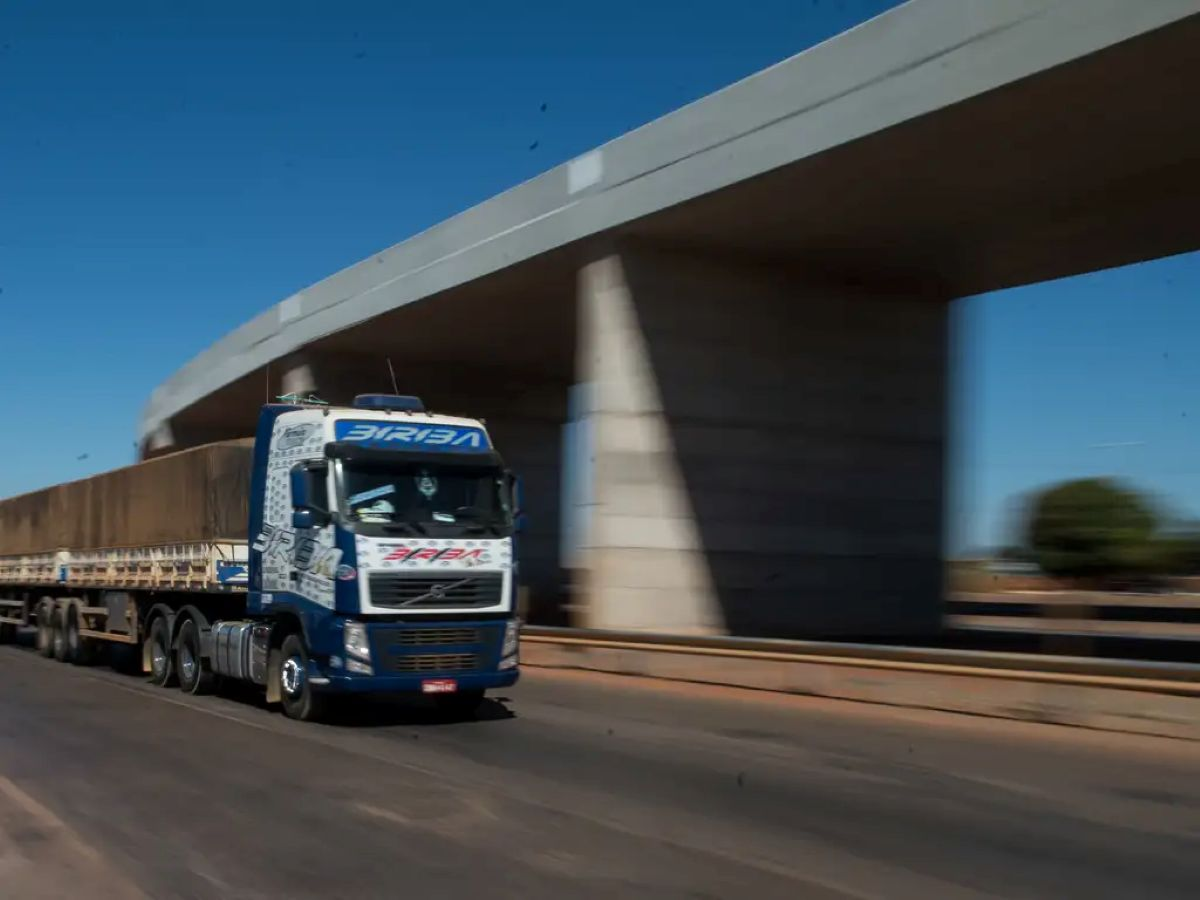 Setor de serviços de Minas Gerais gera R$ 324,4 bilhões em receita e paga em média 2,0 salários mínimos a trabalhadores em 2024