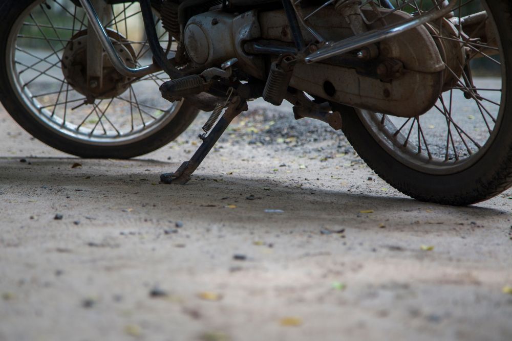 Uber e motociclista são condenados a indenizar motorista após acidente