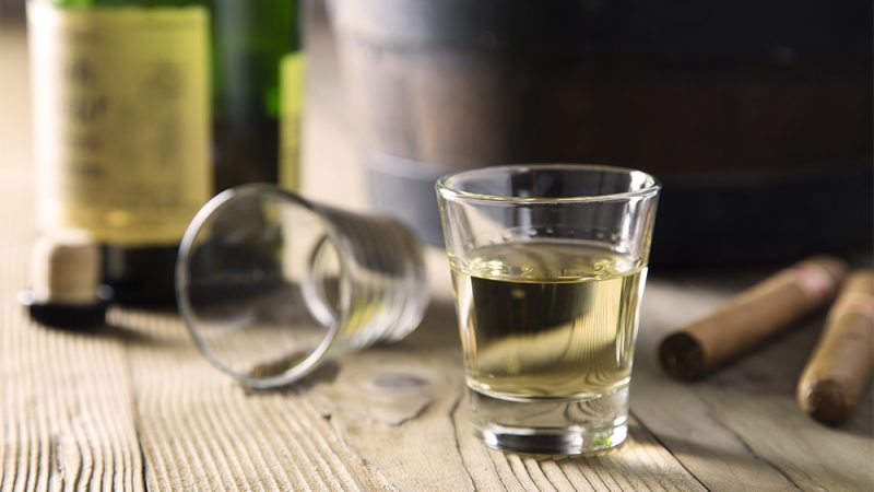 Pai e filho que armazenavam e vendiam cachaça adulterada com etanol combustível foram condenados pela 5ª Câmara Criminal do TJMG