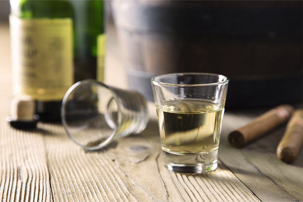 Pai e filho que armazenavam e vendiam cachaça adulterada com etanol combustível foram condenados pela 5ª Câmara Criminal do TJMG