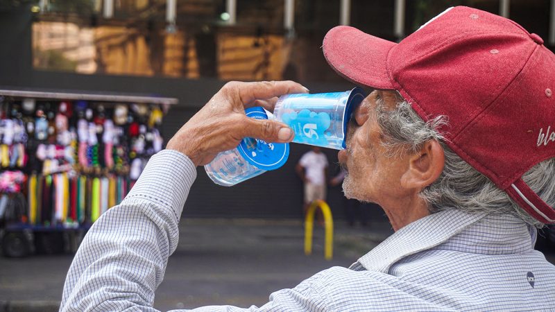 Ondas de calor e poluição aumentam risco de AVC em idosos, constata estudo