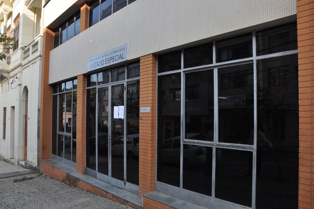 O Juizado Especial Cível de Ponte Nova declarou inexistente a dívida e condenou a empresa a pagar R$ 8 mil por danos morais à consumidora