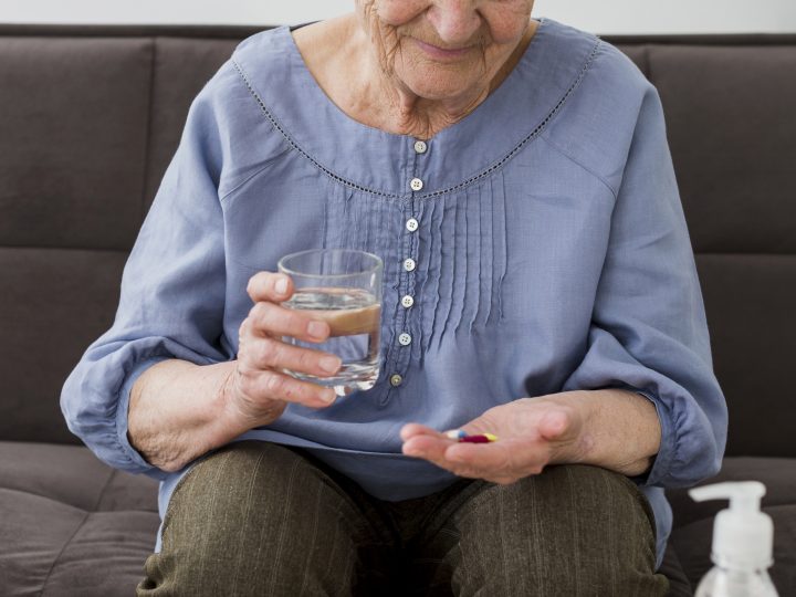 Tontura, confusão e quedas podem estar relacionadas ao uso de vários medicamentos por idosos