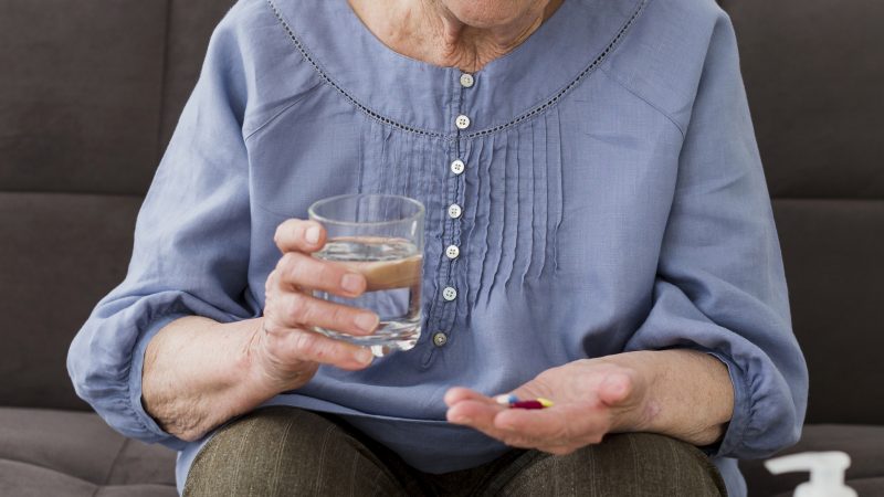 Tontura, confusão e quedas podem estar relacionadas ao uso de vários medicamentos por idosos